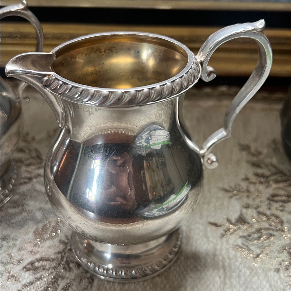 Vintage Wallace Silver-plated Sugar Bowl and Creamer Set - Picture 4 of 8